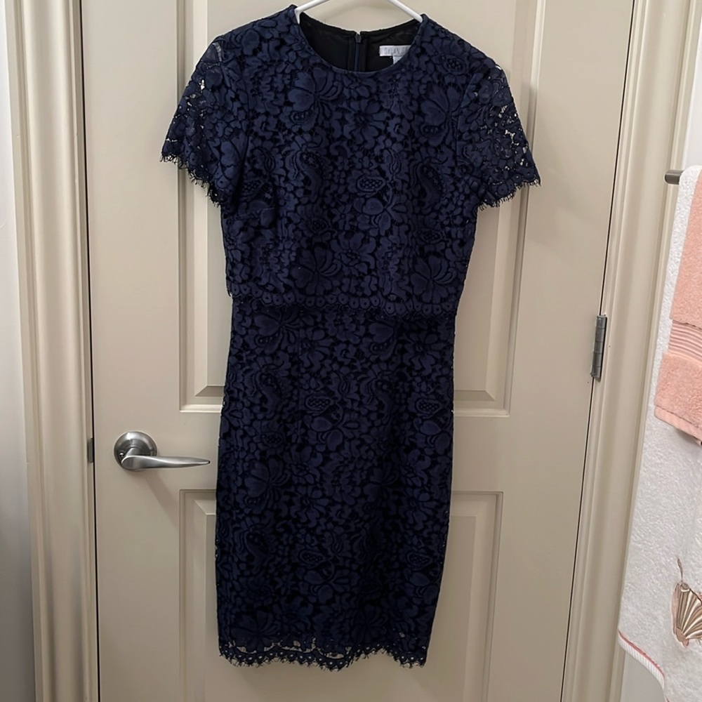 DYLAN GRAY. Size 0 blue short sleeve lace below the knee dress